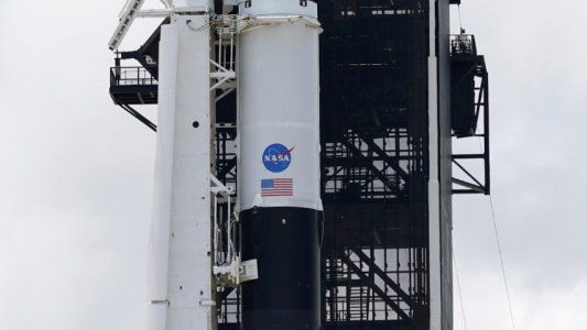 La tripulación del Crew Dragon llegó a la Estación Espacial Internacional y fue recibida con aplausos