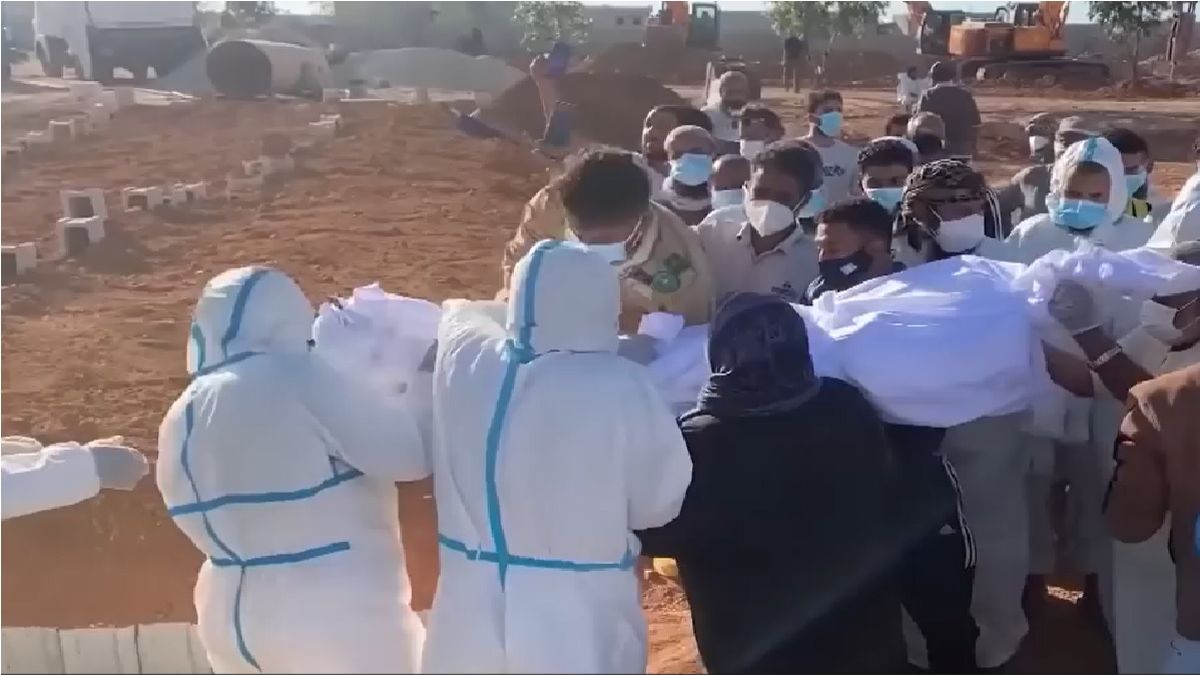 Grupos de rescate con trajes especiales para evitar contagios por enfermedades ante la tragedia. (Foto Captura de TV)&nbsp;
