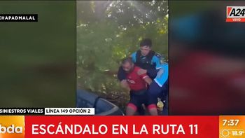 Un reconocido ciclista fue detenido de forma brutal en la ruta 11 por circular sobre una banquina
