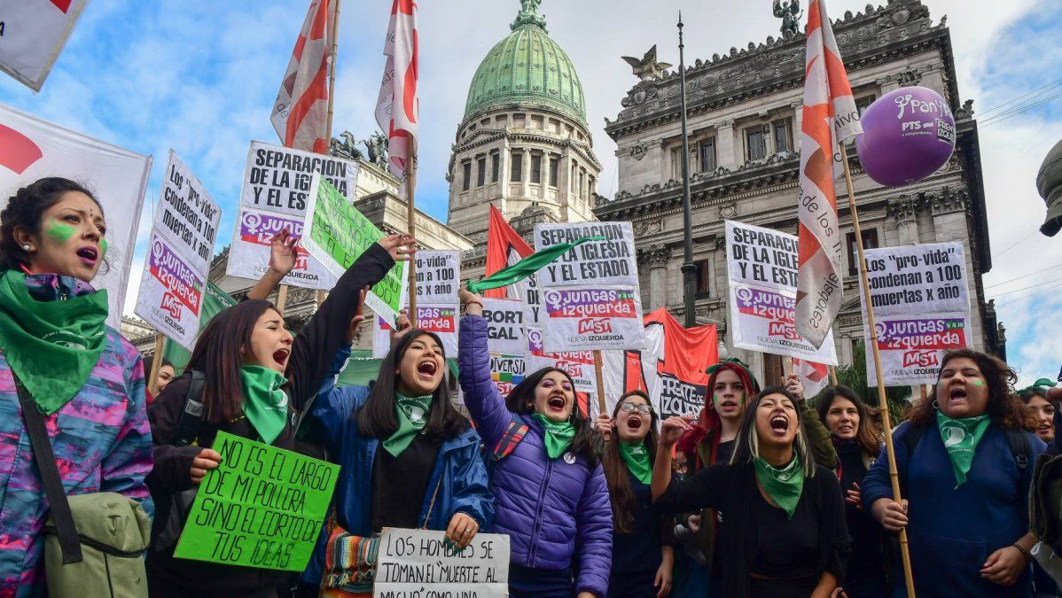 En la calle por ahora no hay indecisos: masiva marcha a favor de la legalización