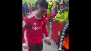 Escándalo con Cristiano Ronaldo: le sacó el celular a un hincha y se lo estrelló contra el piso