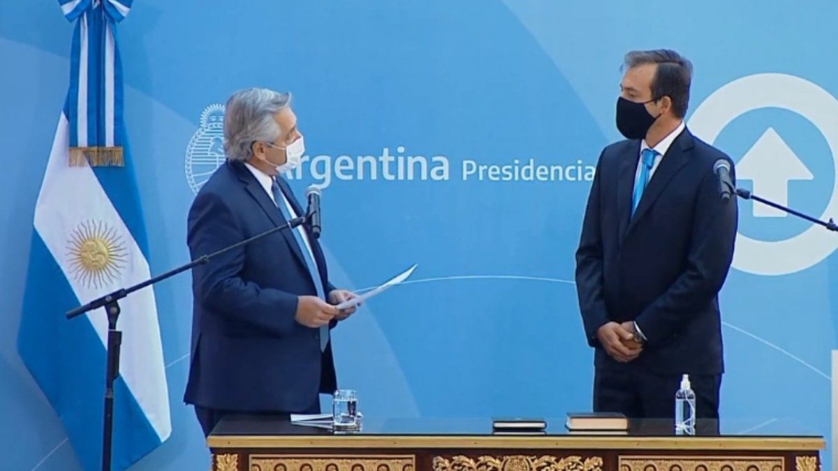 Alberto Fernández tomó juramento a Soria y envió un ...