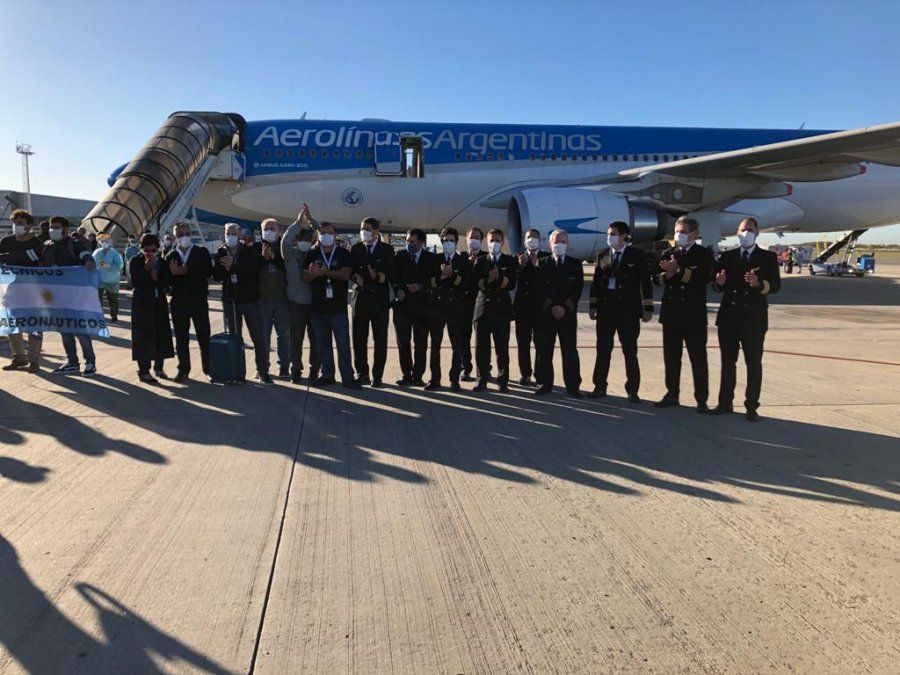 Regresó el primer vuelo de Aerolíneas Argentinas que trajo 14 toneladas de insumos médicos desde Shangai
