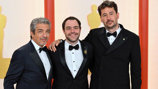 Premios Oscar 2023: las fotos de los looks de Ricardo Darín y Peter Lanzani