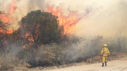 Cuatro focos de fuego amenazan a las sierras cordobesas pese a que los tienen controlados