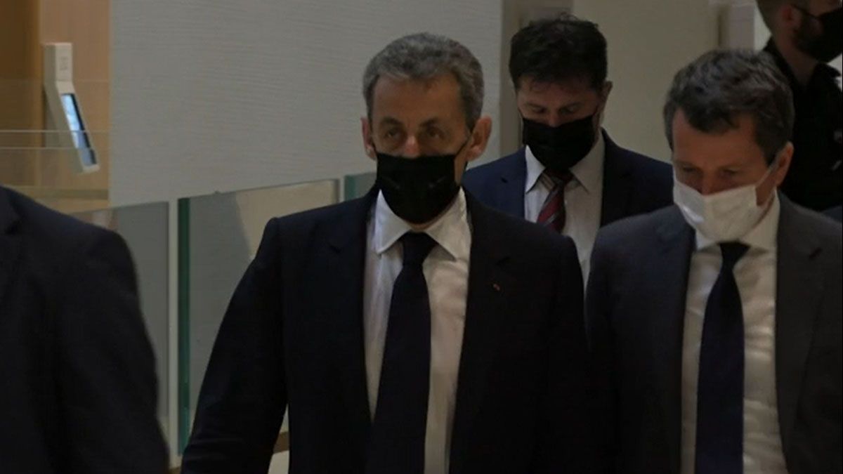 El expresidente francés, Nicolás Sarkozy, deja el tribunal de París luego de ser condenado a un año de prisión en suspenso (Foto: AP)