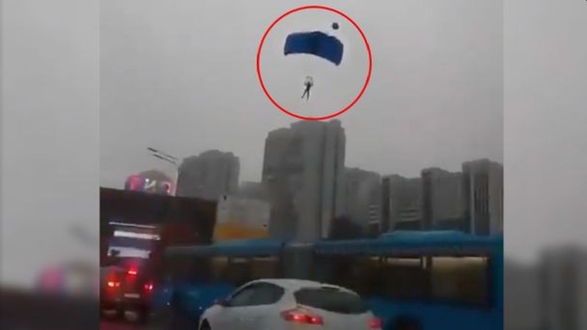 Al parecer a estos paracaidistas no les import&oacute; el mail tiempo que hab&iacute;a en ese momento, ya que pese al cielo nublado, la neblina y la poca visibilidad realizaron igualmente su salto desde el edifico de m&aacute;s de 5 mil metros.