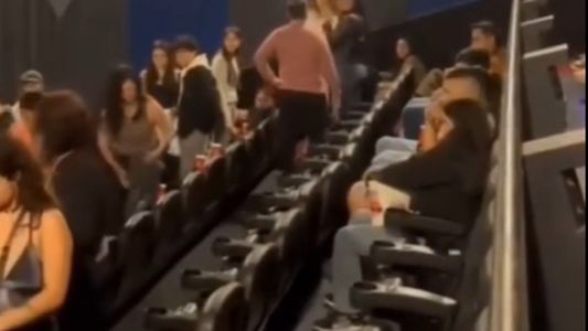 Escándalo en un cine: se pelearon por las butacas, lanzaron gas pimienta y fueron detenidas