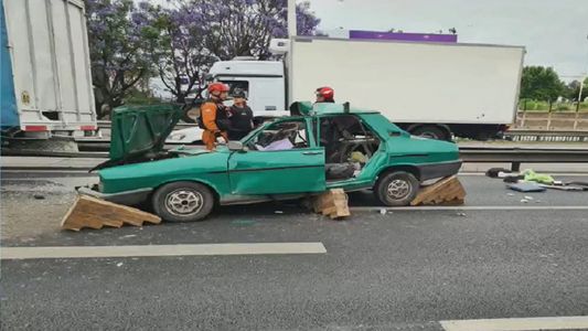 Accidente fatal en la General Paz: dos personas murieron por el choque de un camión que se quedó sin nafta