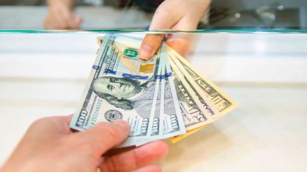 El dolar blue alcanzó una cotización récord de $133 y el oficial cerró a $69,84