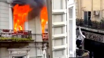 Incendio en Monserrat. El momento en que una de las inquilinas salta para escapar de las llamas. Incendio en Monserrat. El momento en que una de las inquilinas salta para escapar de las llamas.