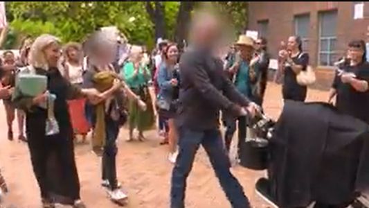 Nueva Zelanda: la justicia ordenó que un bebé reciba una transfusión a pesar de la negativa de los padres antivacunas