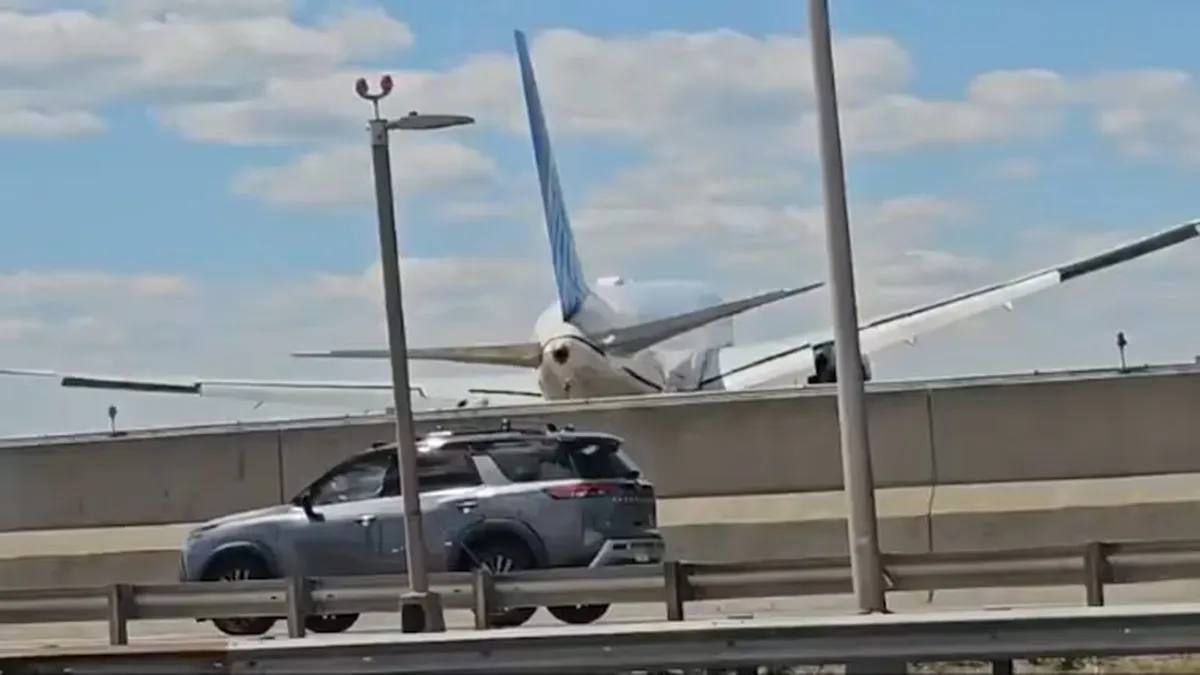 Un avión chocó contra un camión antes de aterrizar: el impactante video del momento