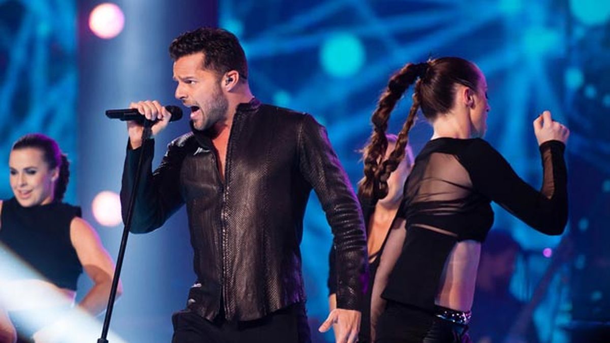 El cantante sólo estuvo cuatro minutos en escenario.