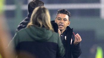 Marcelo Gallardo y Sebastián Beccacece: tuvieron que separarlos para que no lleguen a las piñas