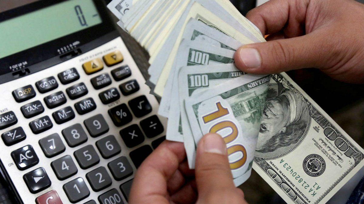 El dilema del Gobierno: pagar deuda hasta fin de año y estabilizar el dólar en un escenario de manta corta