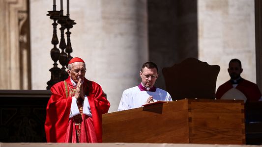 Las frases más conmovedoras en la homilía del funeral de Francisco: Fue un Papa...