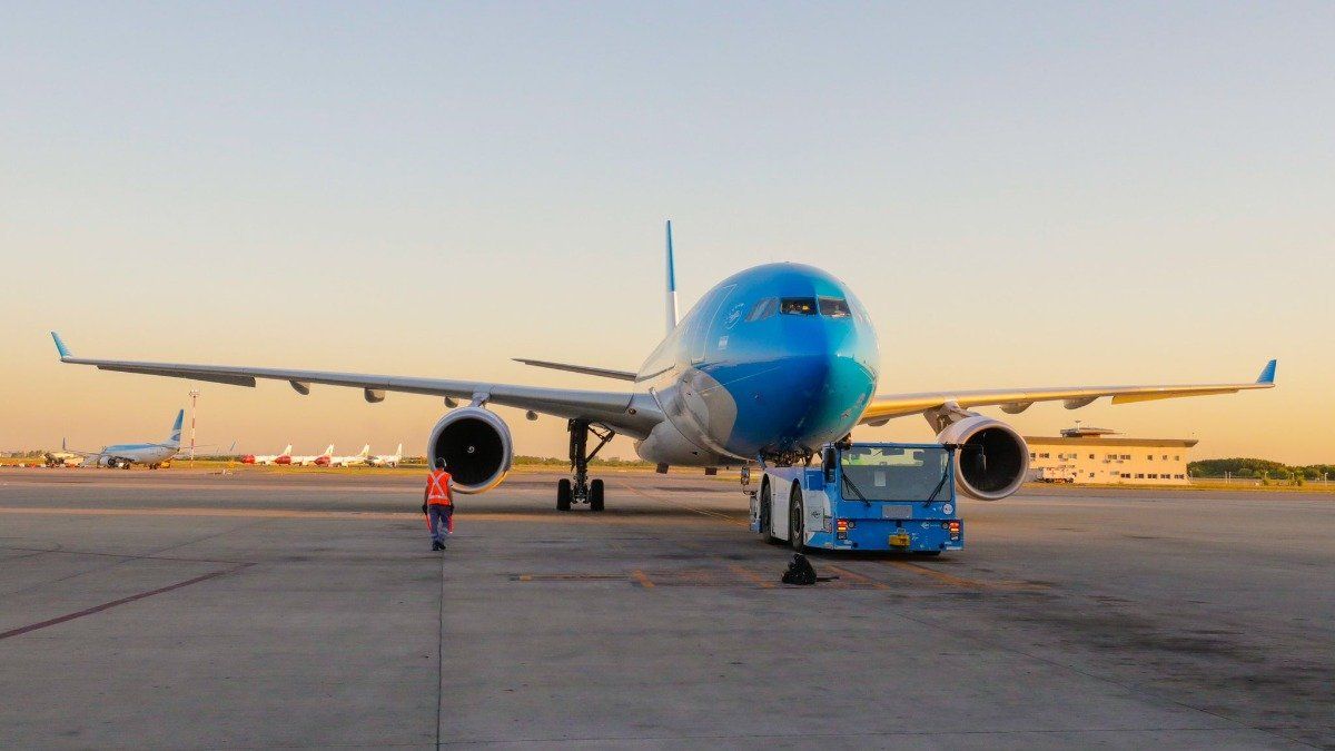 Cómo fueron las horas de nerviosismo que vivió el Gobierno hasta que se confirmó el vuelo a Rusia