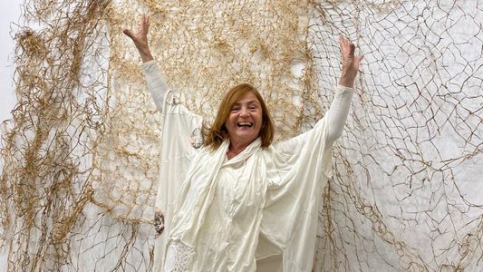 La diseñadora que confecciona sus colecciones con descartes de telas