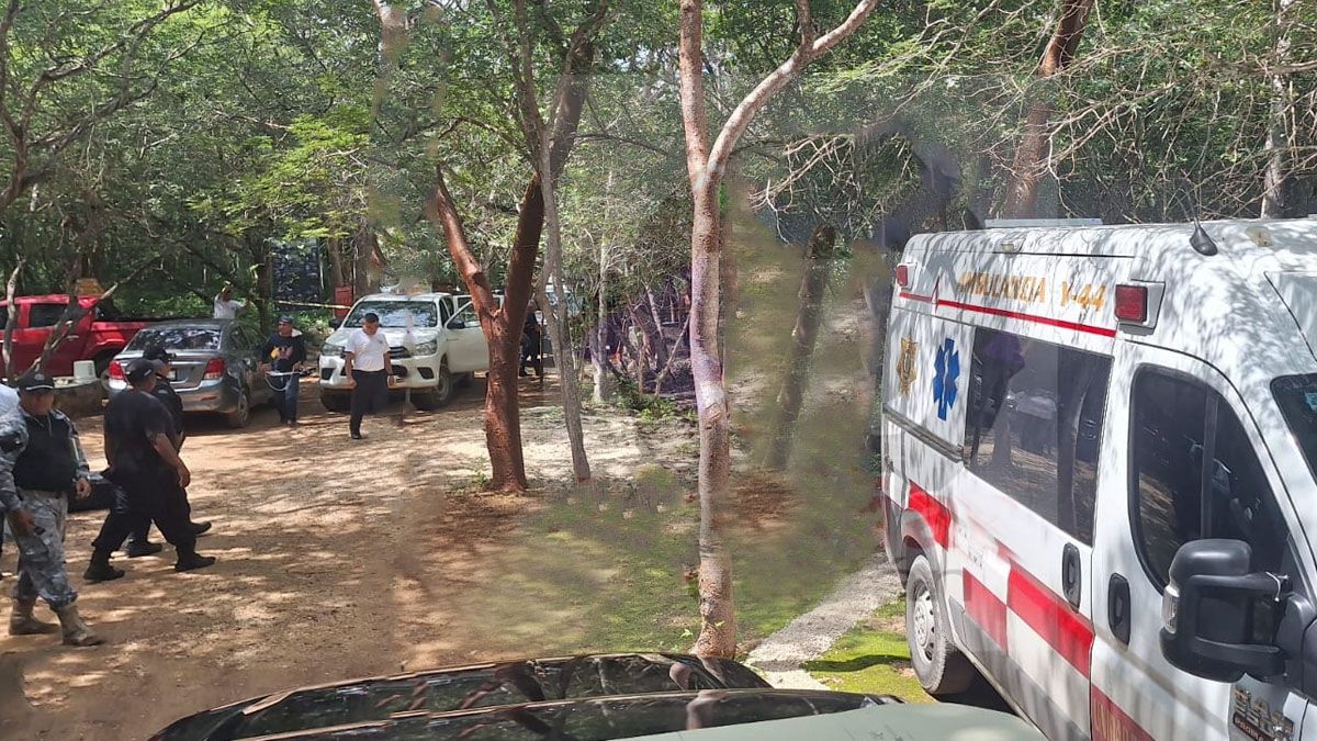 Una ambulancia de emergencias esper&oacute; al borde del cenote para asisitir de inmediato al buzo argentino (Foto: gentileza Clave 50 noticias).