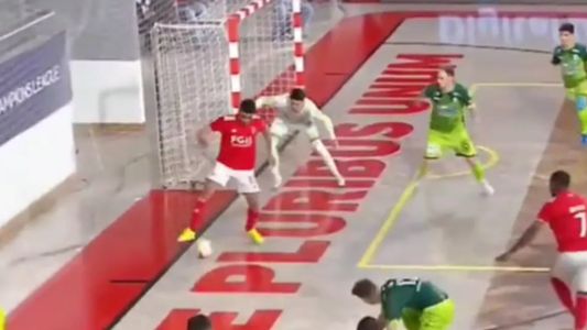 Increíble gol en la Champions League de futsal
