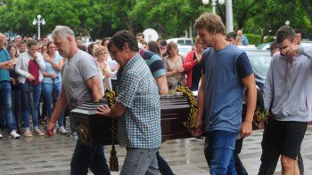 Bajo un cielo gris y un fuerte dolor, despidieron los restos de Agustina