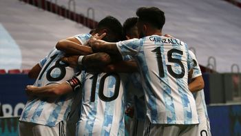 Argentina sumó su primera victoria de la Copa América y lidera la zona A junto a Chile. Argentina sumó su primera victoria de la Copa América y lidera la zona A junto a Chile.