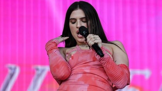 Estaba a pleno durante el concierto y el vestido le jugó una pésima pasada