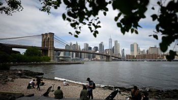 Nueva York inicia su salida del aislamiento y España recupera los cines, los teatros y el fútbol