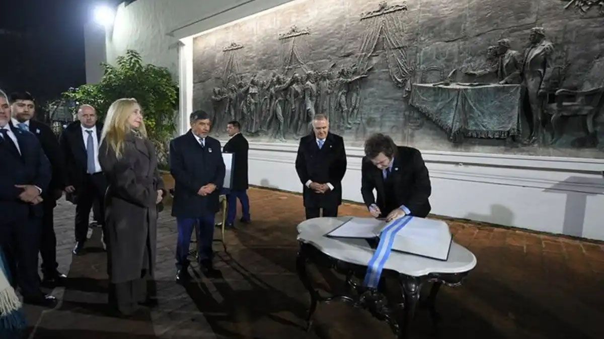 Javier Milei firma el libro de visitas en la Casa de Tucumán en la vigilia del día de la Independencia. (Foto: Gentileza La Gaceta)