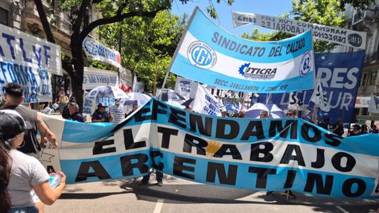 Zapatazo solidario: regalarán 1.000 pares en Plaza de Mayo para denunciar la crisis de las fábricas