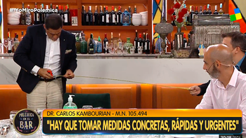 En Polémica en el bar se sentaron a un metro de distancia por el Coronavirus