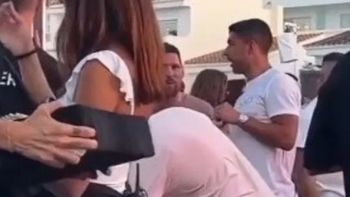 Video: se cruzó en Ibiza con Lionel Messi y se equivocó mal