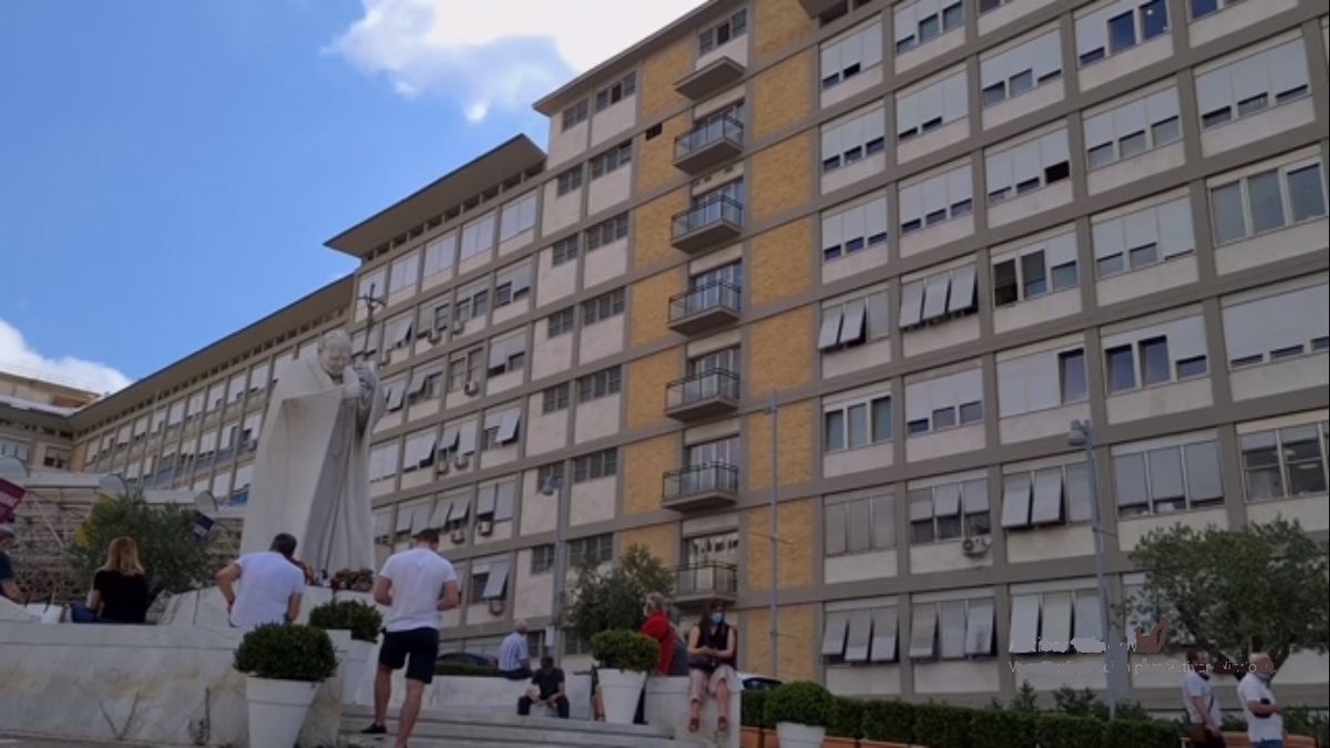 Desde el 10° piso de la Clínica Gemelli, el domingo Francisco dará el 
