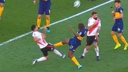¿No era roja? La primera polémica del Superclásico: el planchazo de Hurtado a Paulo Díaz