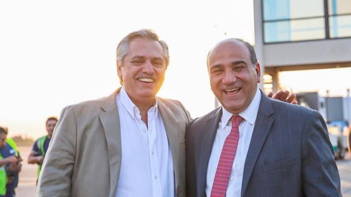 Alberto Fernández y Juan Manzur. El Jefe de Gabinete firmó el decreto que libera del pago de retenciones a las petroleras. 