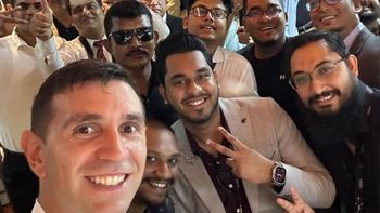 Dibu Martínez, ídolo en cualquier rincón del mundo (Foto: Instagram @emi_martinez26) Dibu Martínez, ídolo en cualquier rincón del mundo (Foto: Instagram @emi_martinez26)