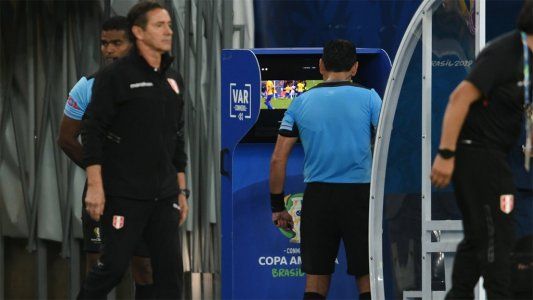 Nuevo papelón del VAR y el árbitro sobre el final de Brasil-Perú