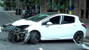 El sorprendente hallazgo dentro de un auto que chocó contra el Metrobús, ¿magia negra?