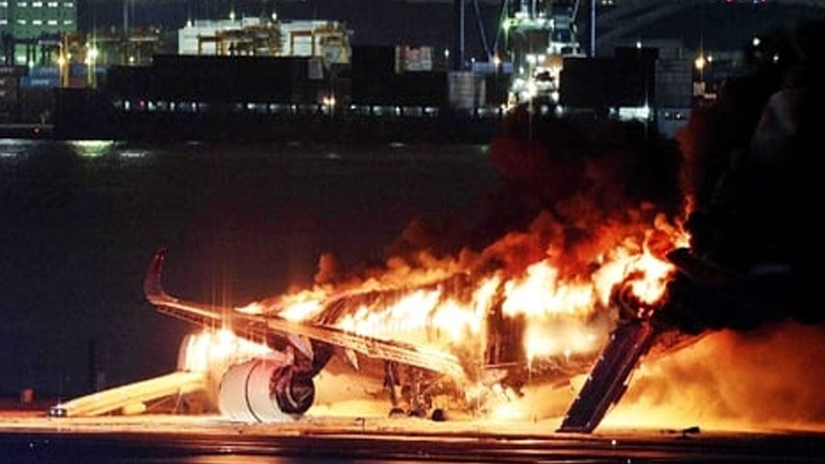 El avión se incendia por completo. Se ve la rampa sobre una de las puertas que permitió la pronta evacaución de todos los pasajeros. (Foto: Captura de TV)