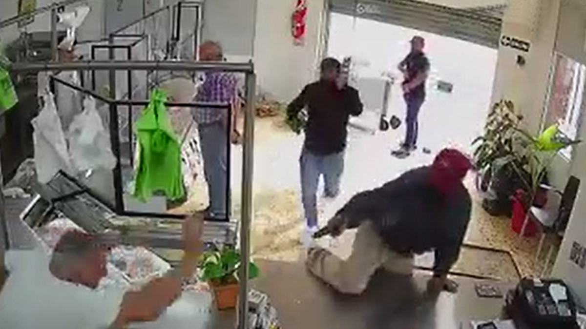 Carnicero salvó su vida de milagro en Escobar: ladrones le gatillaron 4 veces después de resistirse a un robo
