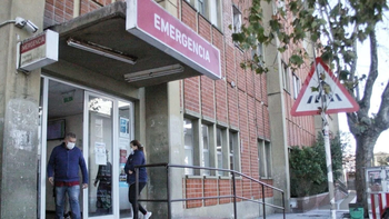 Una adolescente de 14 años lucha por su vida tras recibir un disparo en la cabeza: la hipótesis sobre el juego con su novio