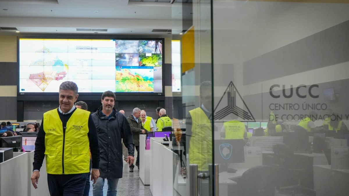 Fuertes tormentas: cayeron más de 110 milímetros y la Ciudad desplegó un amplio operativo en las calles.