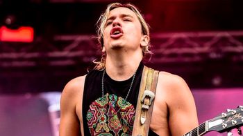 Tremendo accidente de Guido Sardelli en pleno recital: el video