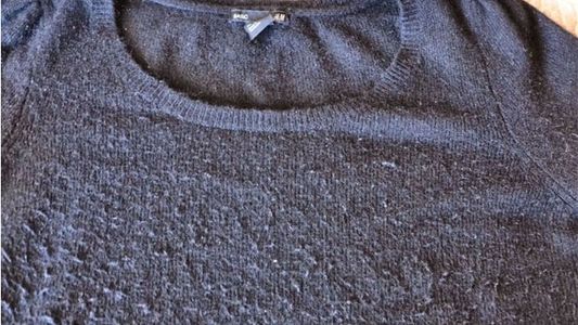 Truco casero para quitar las bolitas de lana de la ropa y dejarla como nueva