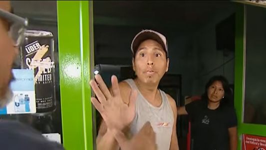 Tremendo momento: un hombre con un cuchillo amenazó a un cronista de El Trece en medio de un móvil