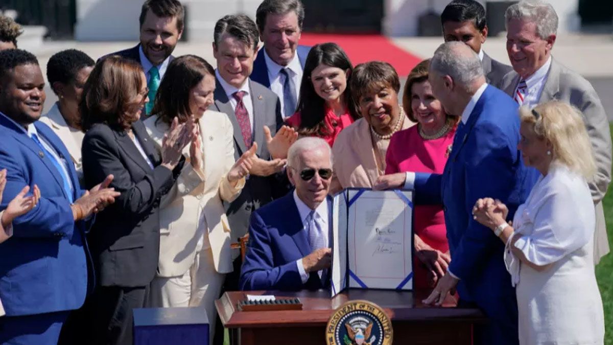 Joe Biden acaba de firmar una ley para producir chips en Estados Unidos ante la falta de productos desde China, Taiwán y corea del Sur (Foto: AP)