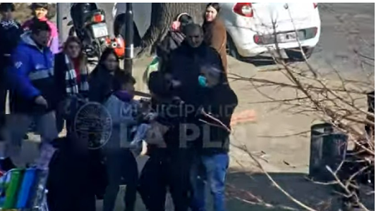 Video: un grupo de manteros agredió a inspectores municipales en La Plata