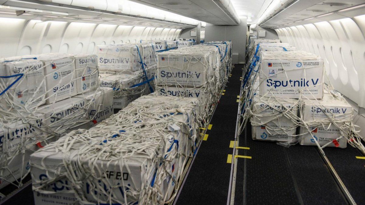 El interior de un avión de Aerolíneas Argentinas con las vacunas Sputnik V. El Gobierno espera recibir unas 800 mil de las segundas dosis. Foto: Archivo)
