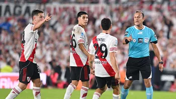 Dario Herrera, rodeado de las críticas de River Plate en el Monumental (REUTERS Dario Herrera, rodeado de las críticas de River Plate en el Monumental (REUTERS